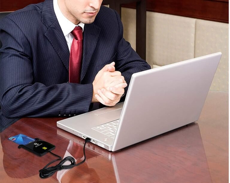 persona usando un dni en una computadora