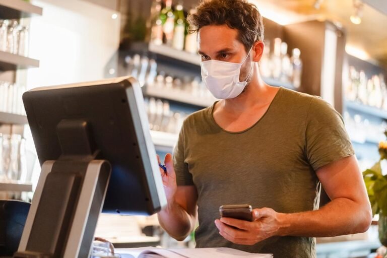 persona usando un simulador de credito