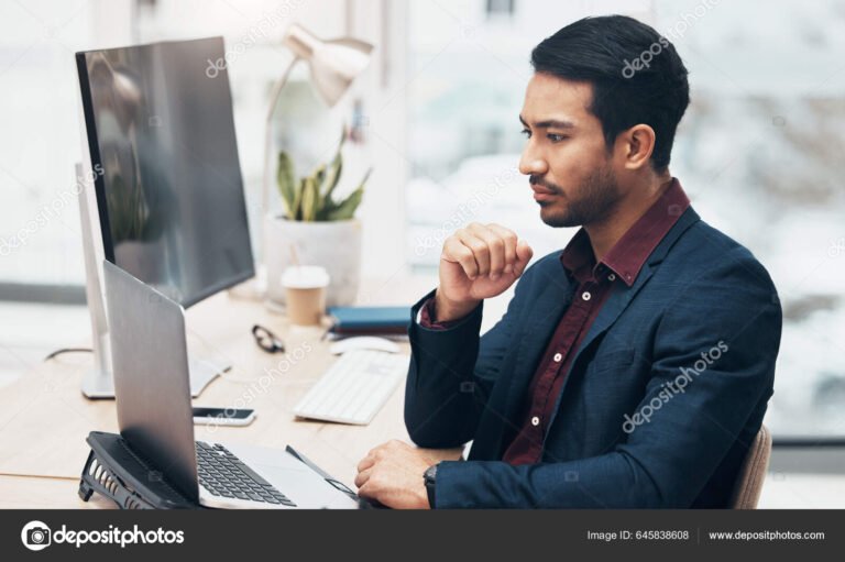 persona usando una computadora con enfoque