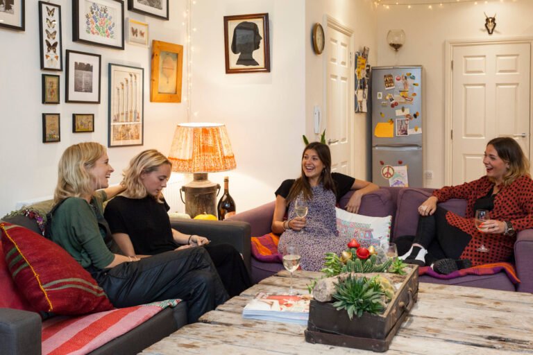 personas compartiendo un apartamento moderno