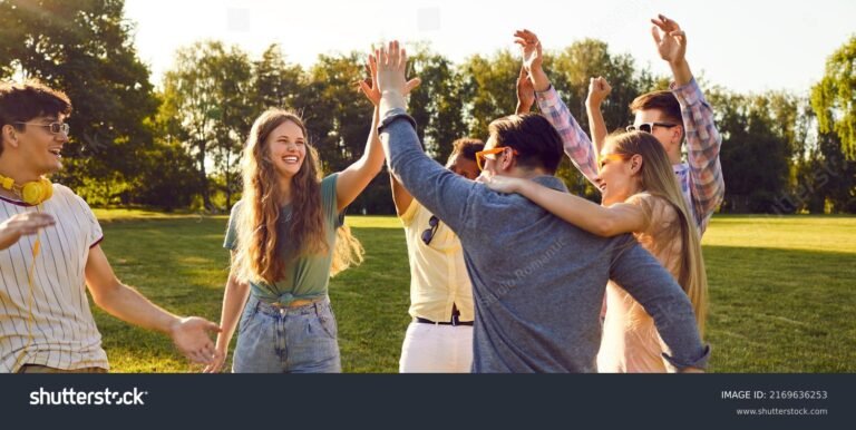 personas disfrutando de un evento al aire libre