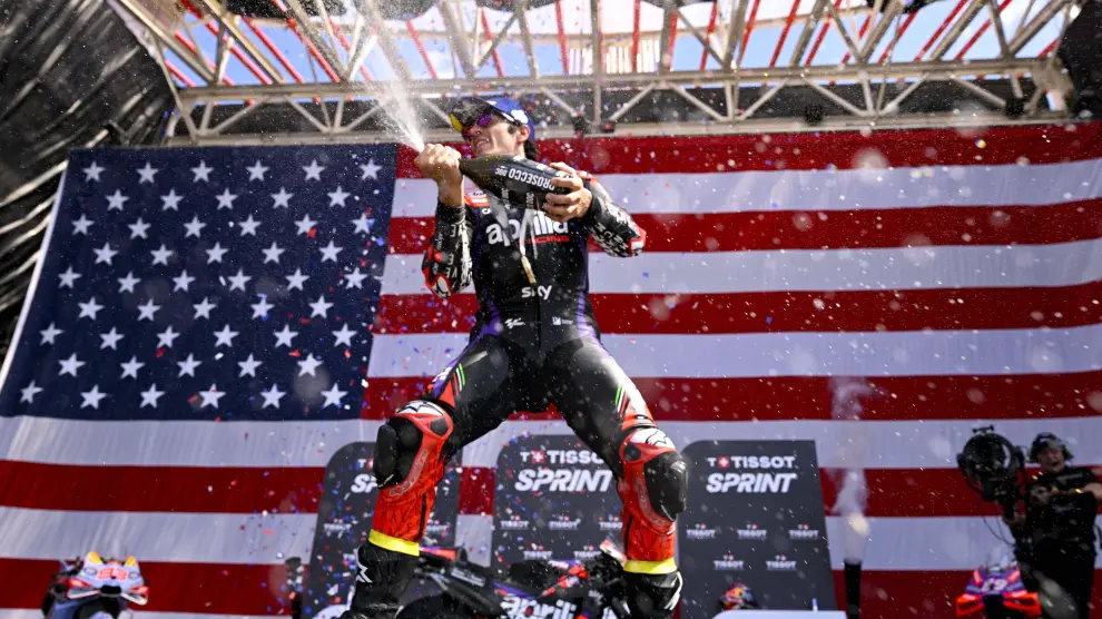 pilotos de motogp celebrando en el podio