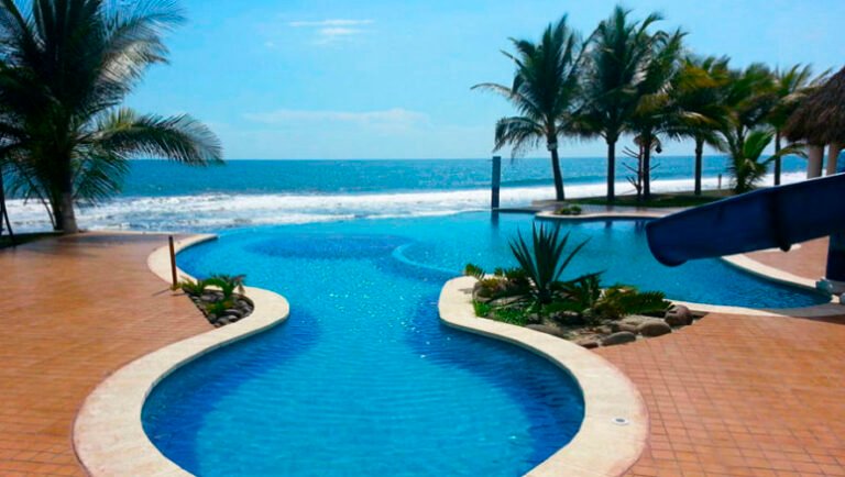 piscina con vista al oceano en resort
