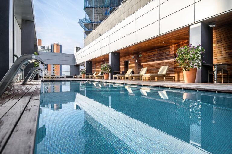 piscina y areas comunes del hotel