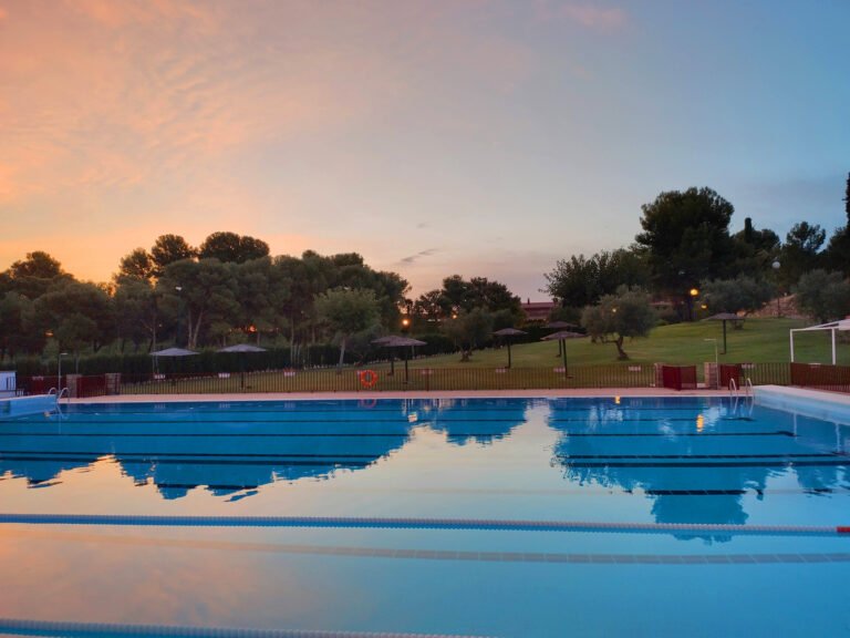 piscina y campo de golf en el paso