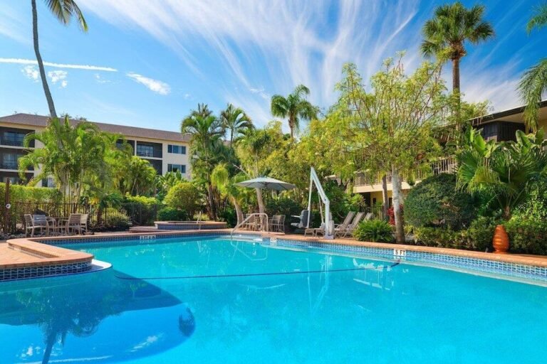 piscina y jardines del best western naples