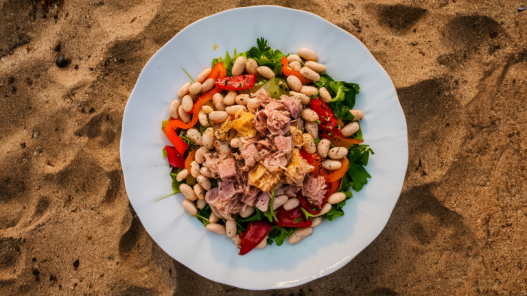 Qué opciones deliciosas de comida para llevar a la playa puedo elegir 17 plato colorido de comida fresca para playa