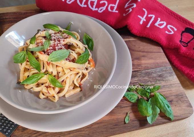 plato de pasta italiana con ingredientes frescos