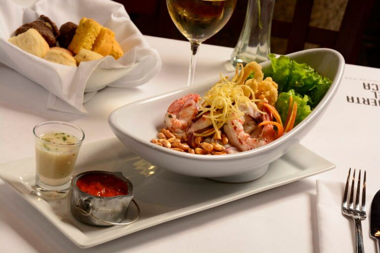 plato gourmet en un restaurante elegante