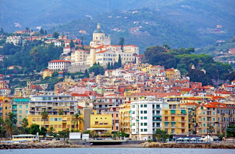 playa con edificios de apartamentos en san remo