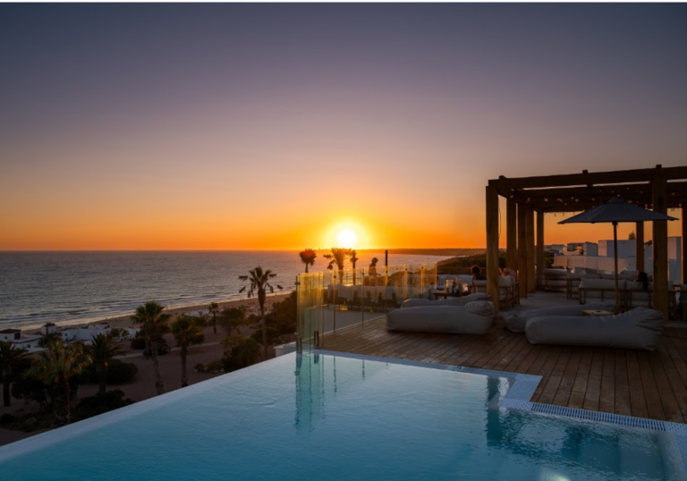 playa con servicios turisticos al atardecer