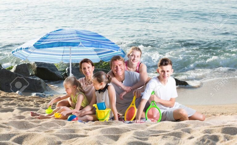 playa con sombrillas y familias disfrutando