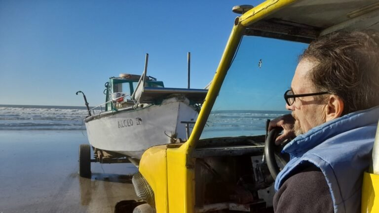 playa de mar de ajo con personas conectadas