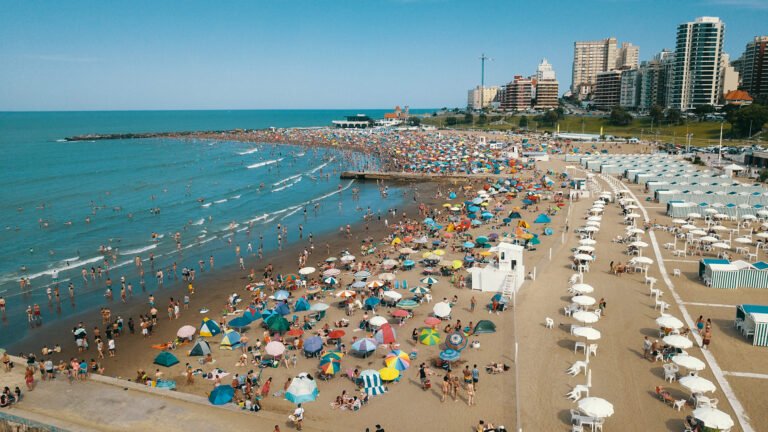 playa de mar del plata con casas de verano