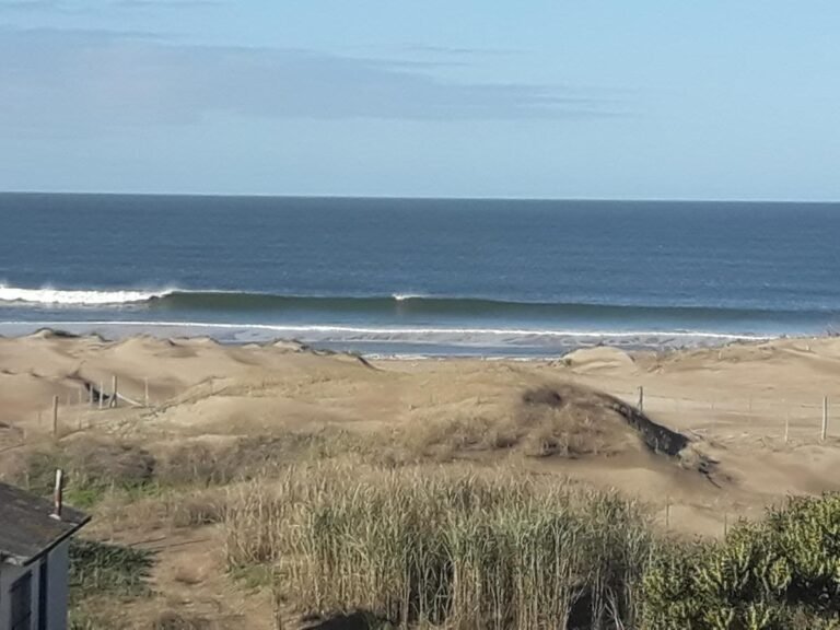 playa soleada en san clemente del tuyu