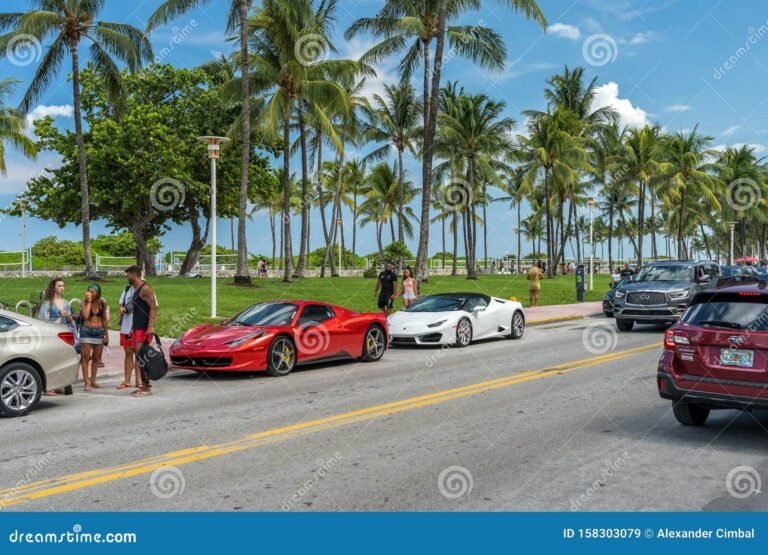 playa south beach con automoviles estacionados