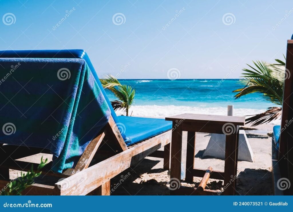 playa tropical con comodas tumbonas vacias