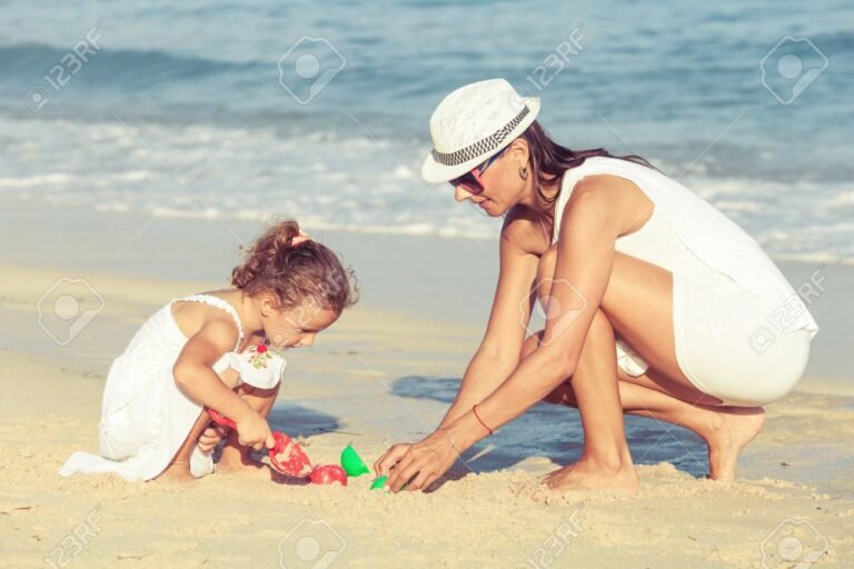 playas soleadas con familias disfrutando juntas