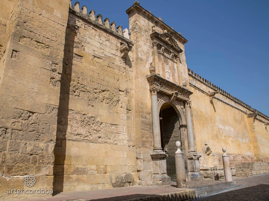 Dónde se encuentra Santa Catalina Open Door y qué servicios ofrece