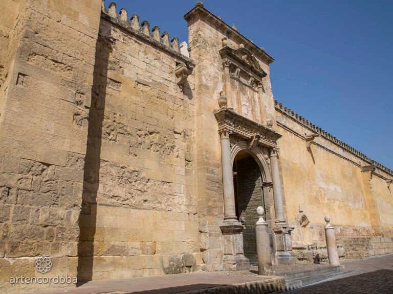 puerta abierta de santa catalina historica