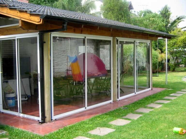 Qué ventajas ofrecen los quinchos cerrados con vidrios para tu hogar 3 quincho cerrado con vidrios en jardin