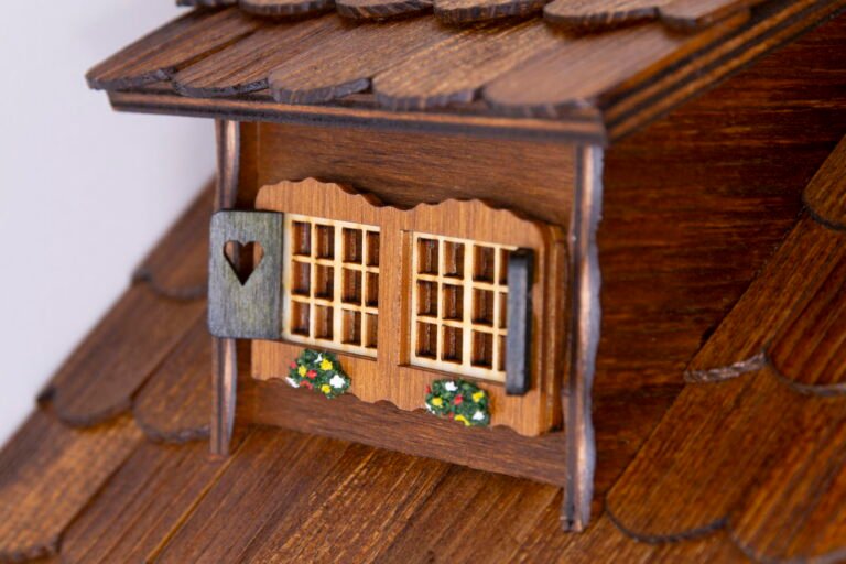 reloj cucu colgado en una cabana