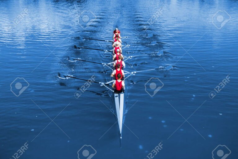 remeros practicando en un lago tranquilo
