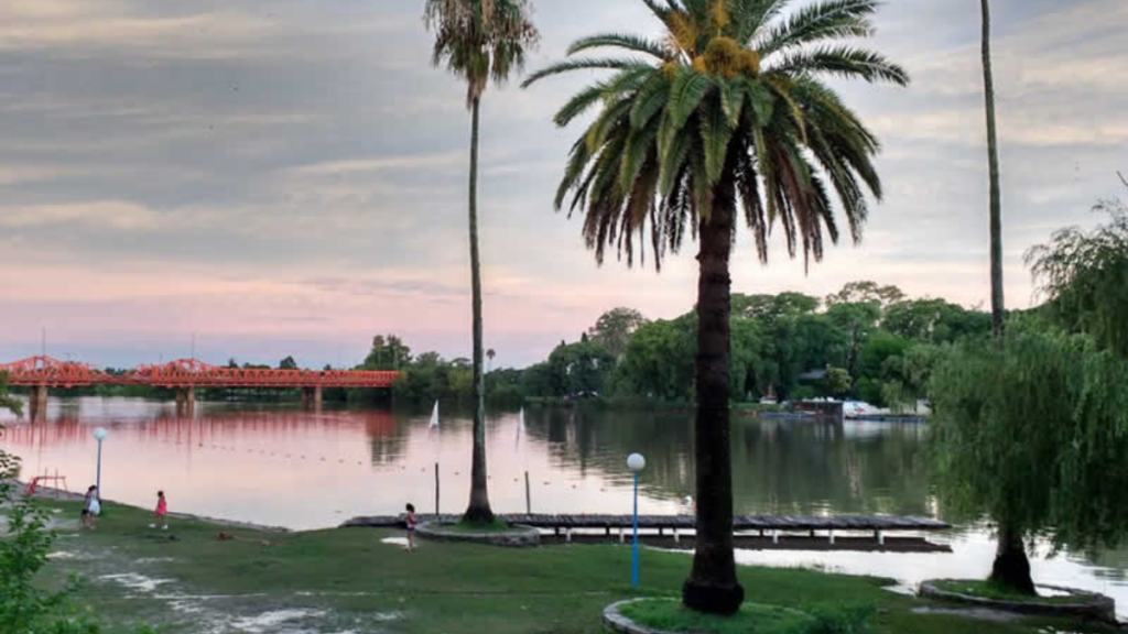 Qué características tiene el aire en el río Gualeguaychú 1 rio gualeguaychu rodeado de naturaleza