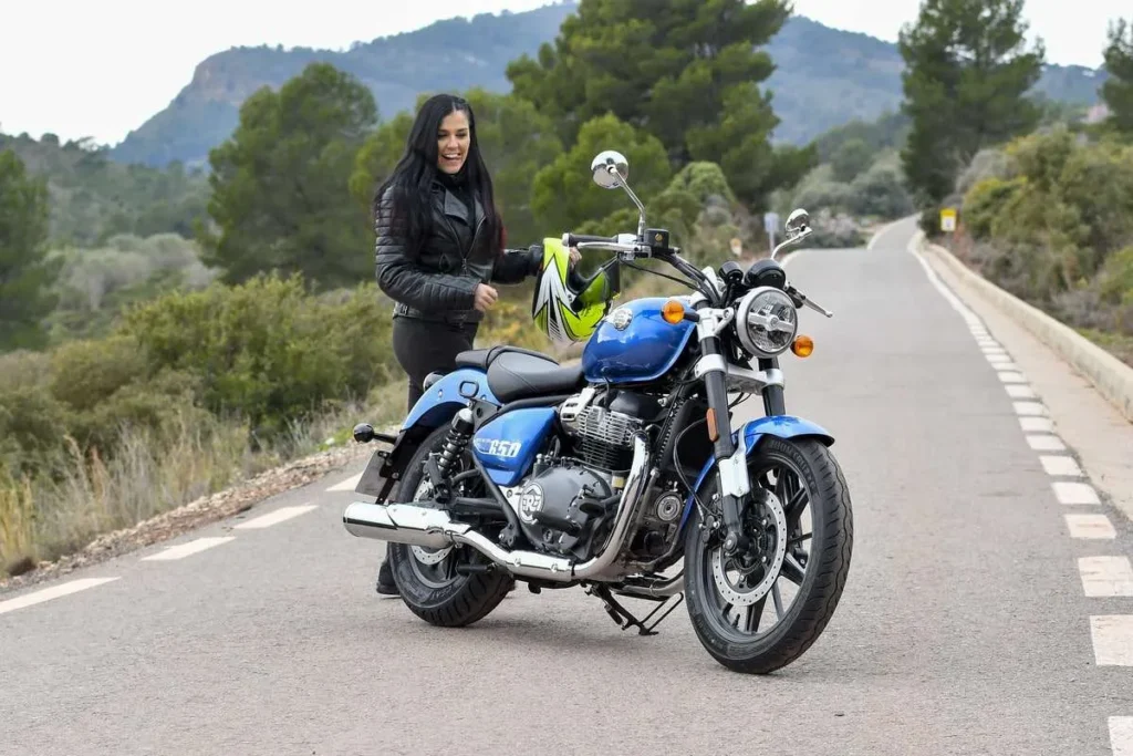 Qué características y novedades trae la Royal Enfield Super Meteor 1 royal enfield super meteor en carretera abierta