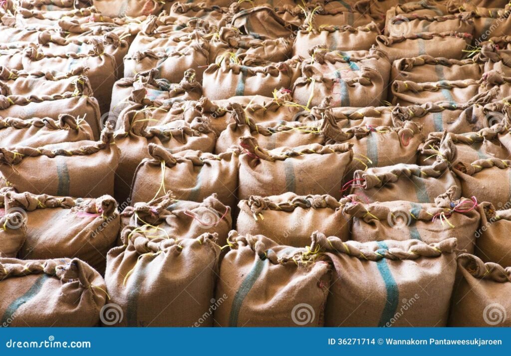 Qué opciones de sacos viejos se pueden encontrar en San Antonio Oeste 1 sacos viejos apilados en un mercado