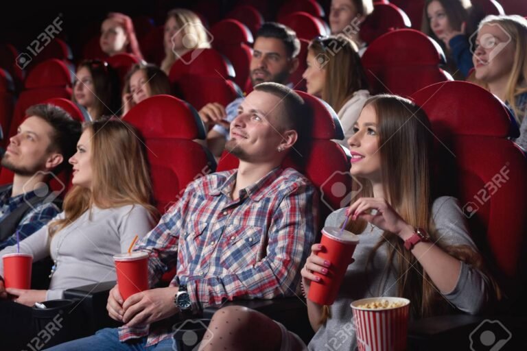 sala de cine con personas disfrutando peliculas