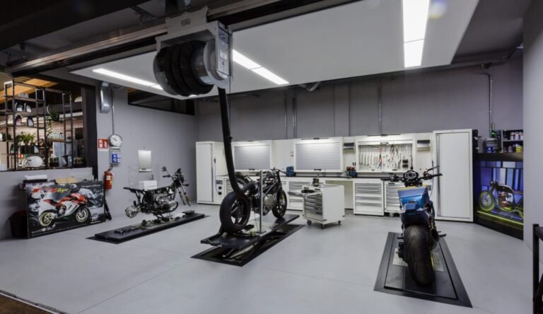 taller de motos con herramientas de diseno