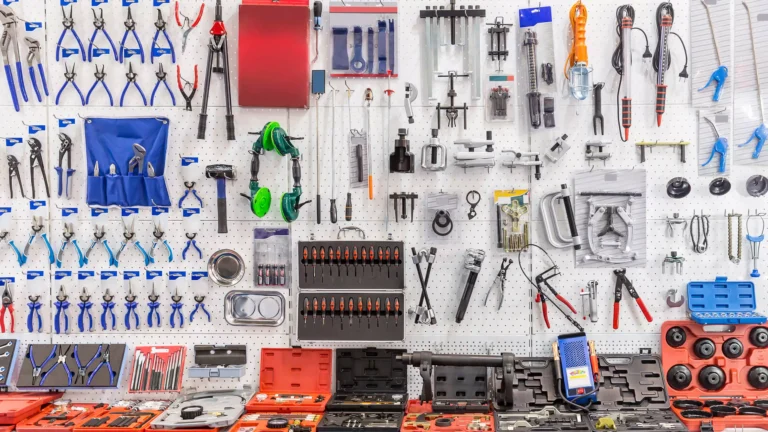 taller mecanico en accion herramientas variadas