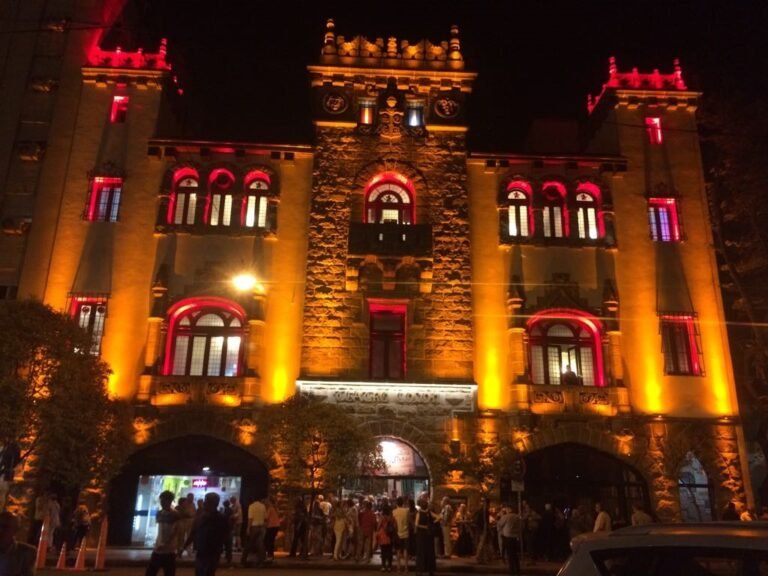 teatro en mar del plata iluminado de noche