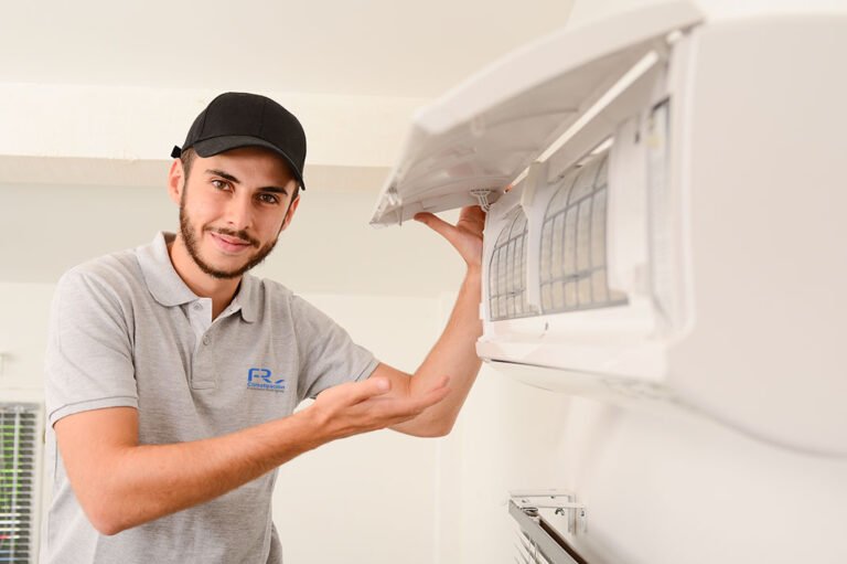tecnico reparando un aire acondicionado