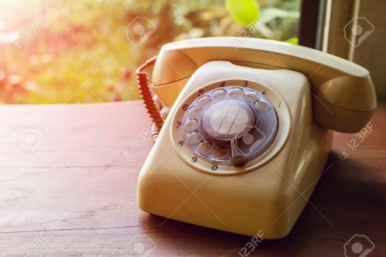telefono antiguo en una mesa de madera