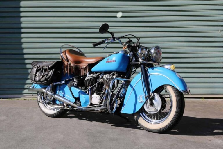 telefono antiguo junto a una moto clasica