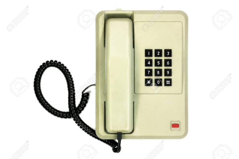 telefono antiguo sobre un fondo simple