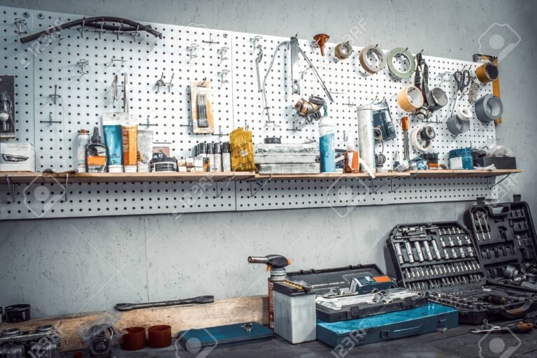 tornillos de motocicleta en un taller