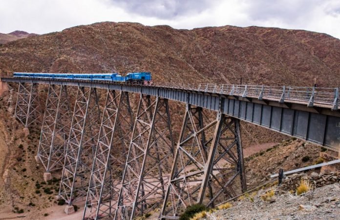 tren de las nubes atravesando paisajes montanosos