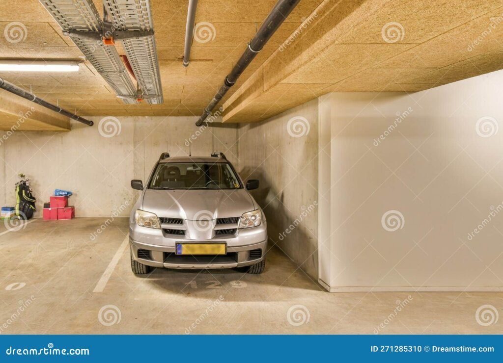 un auto en un estacionamiento vacio