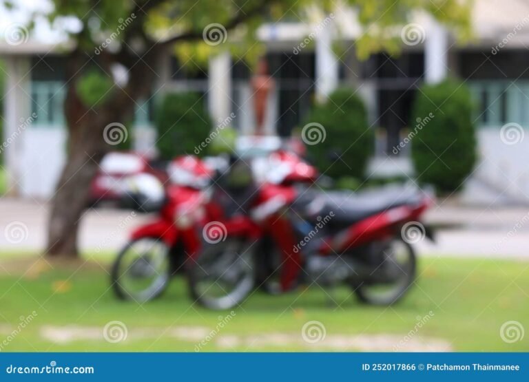una moto estacionada con un fondo urbano