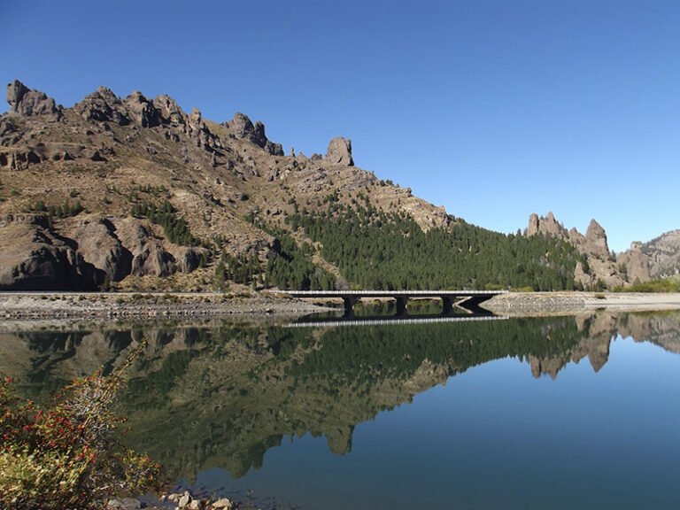 valle encantado junto al rio limay