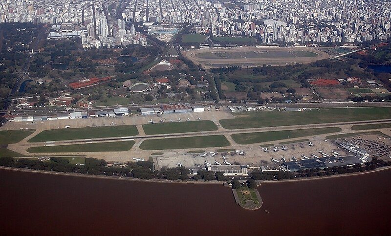 Cuáles son los servicios y características del Aeroparque Internacional Jorge Newbery