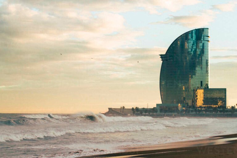 vista del hotel junto a la playa