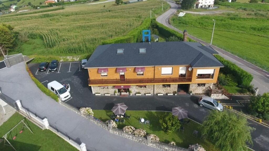 Dónde se encuentra la Posada Villa Los Sauces y qué ofrece