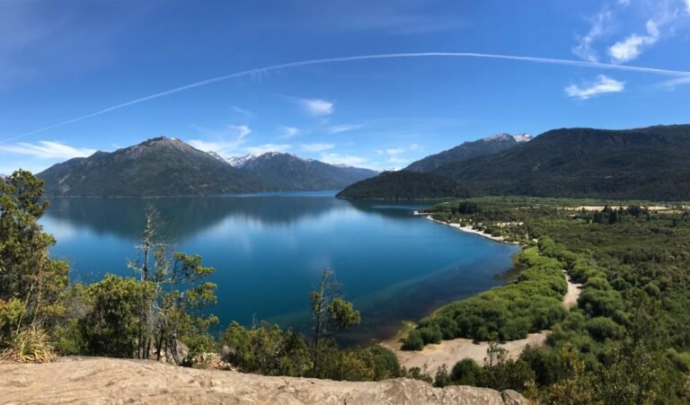 vista panoramica de lago puelo argentina