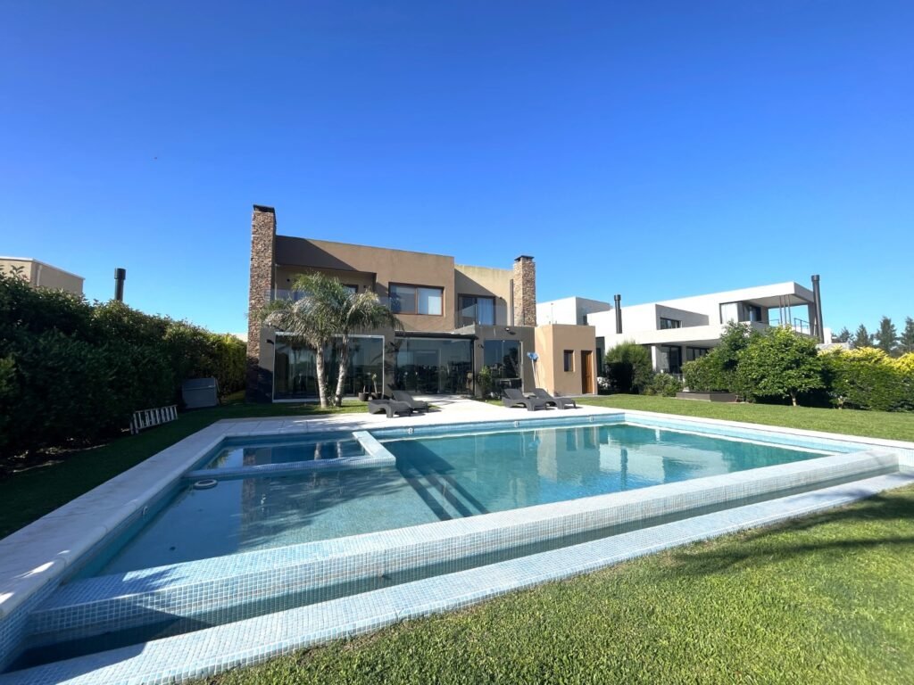 Qué servicios ofrece Ayres del Pilar Country Club para sus socios