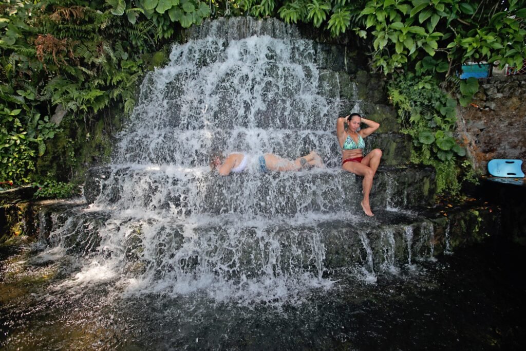 Qué actividades y servicios ofrece el complejo Ojos de Agua en Las Grutas